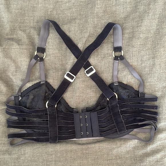 Lonely Lulu Strappy Lace and Velvet Bra in Navy - Picture 3 of 3